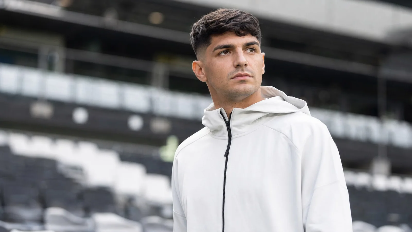 Illustrazione realizzata con IA per la notizia di mercato su Raoul Bellanova e Fulham FC