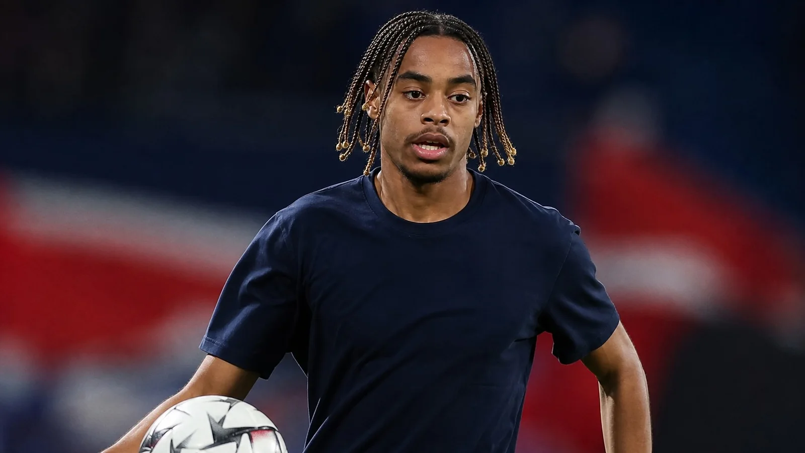 KI-Illustration zur Transfermeldung über Bradley Barcola und Liverpool FC